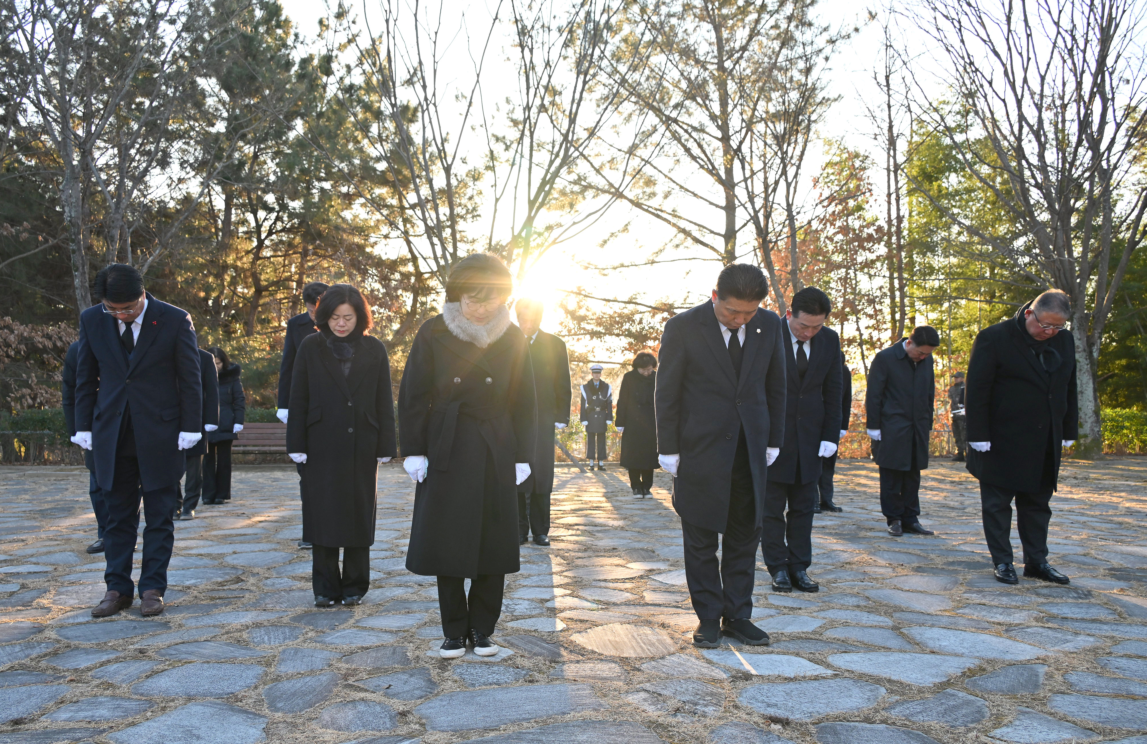 '2026년 신년참배(충혼탑)' 게시글의 사진(3) '260102 진주시의회 신년참배(충혼탑) (2)_2.JPG'