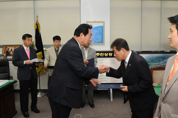 2011회계년도 진주시 결산검사위원 위원장 교부식