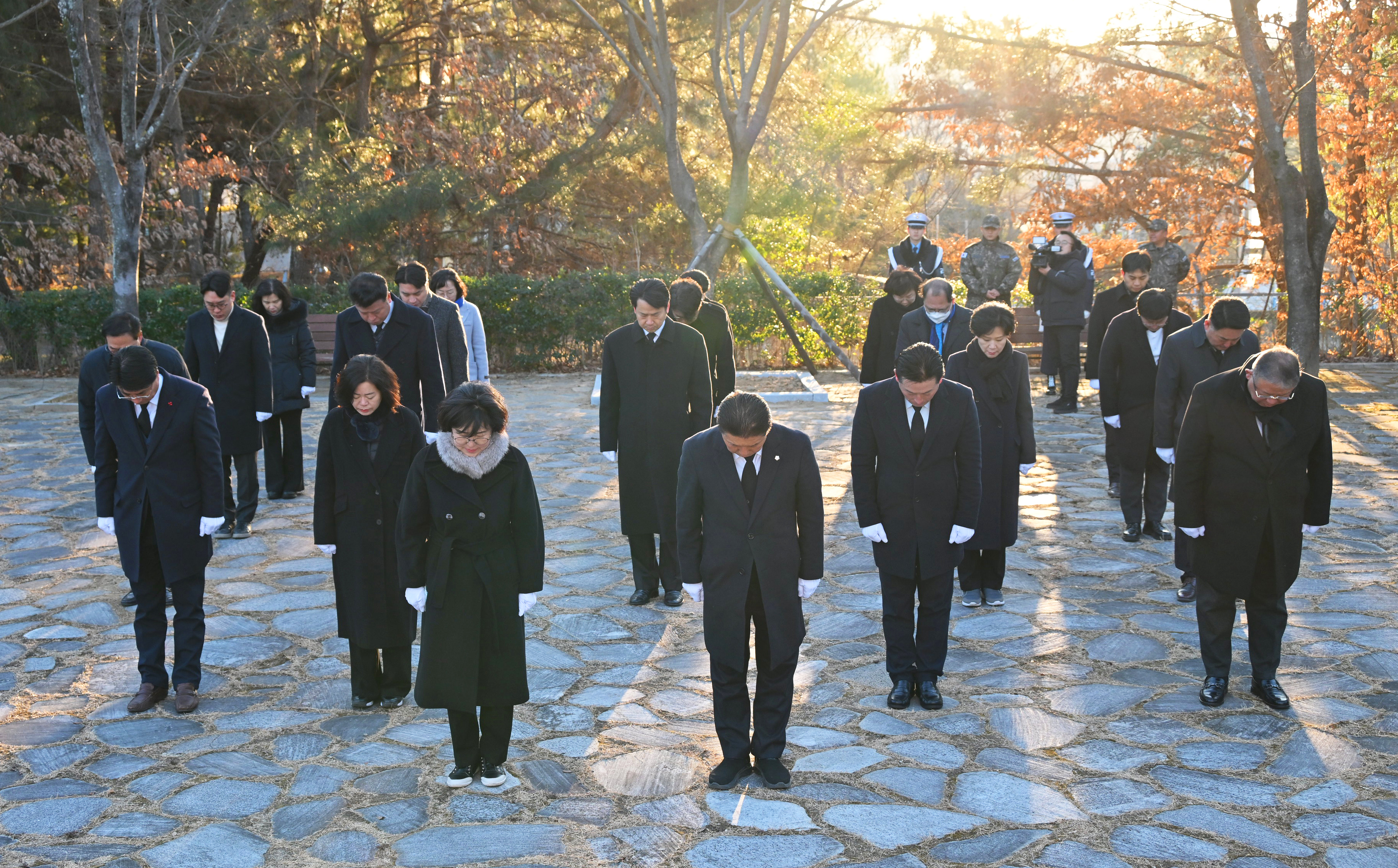 '2026년 신년참배(충혼탑)' 게시글의 사진(2) '260102 진주시의회 신년참배(충혼탑) (4).JPG'