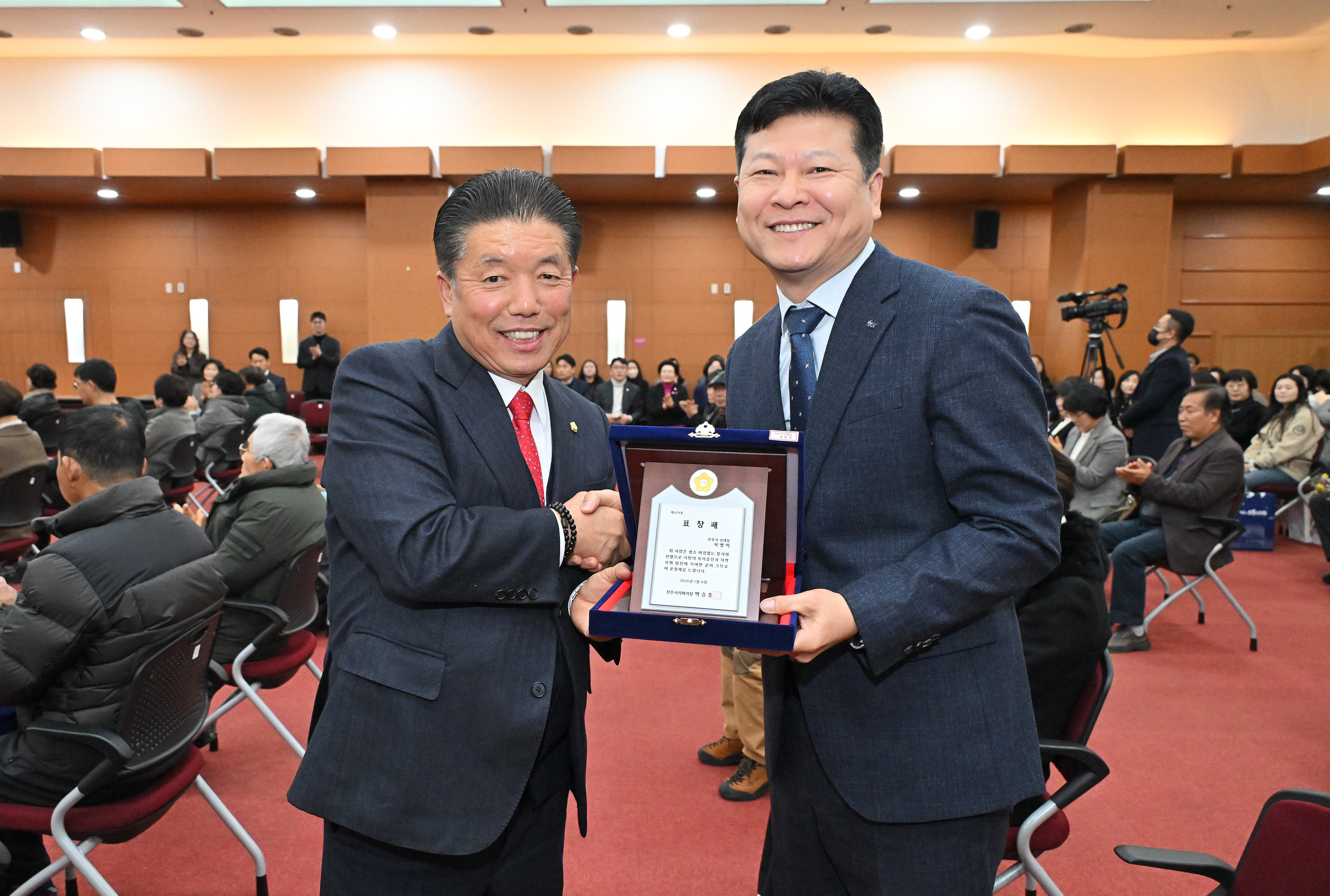 '진주시의회 자원봉사 선행시민 표창 수여식' 게시글의 사진(4) 'DSC_3153.JPG'