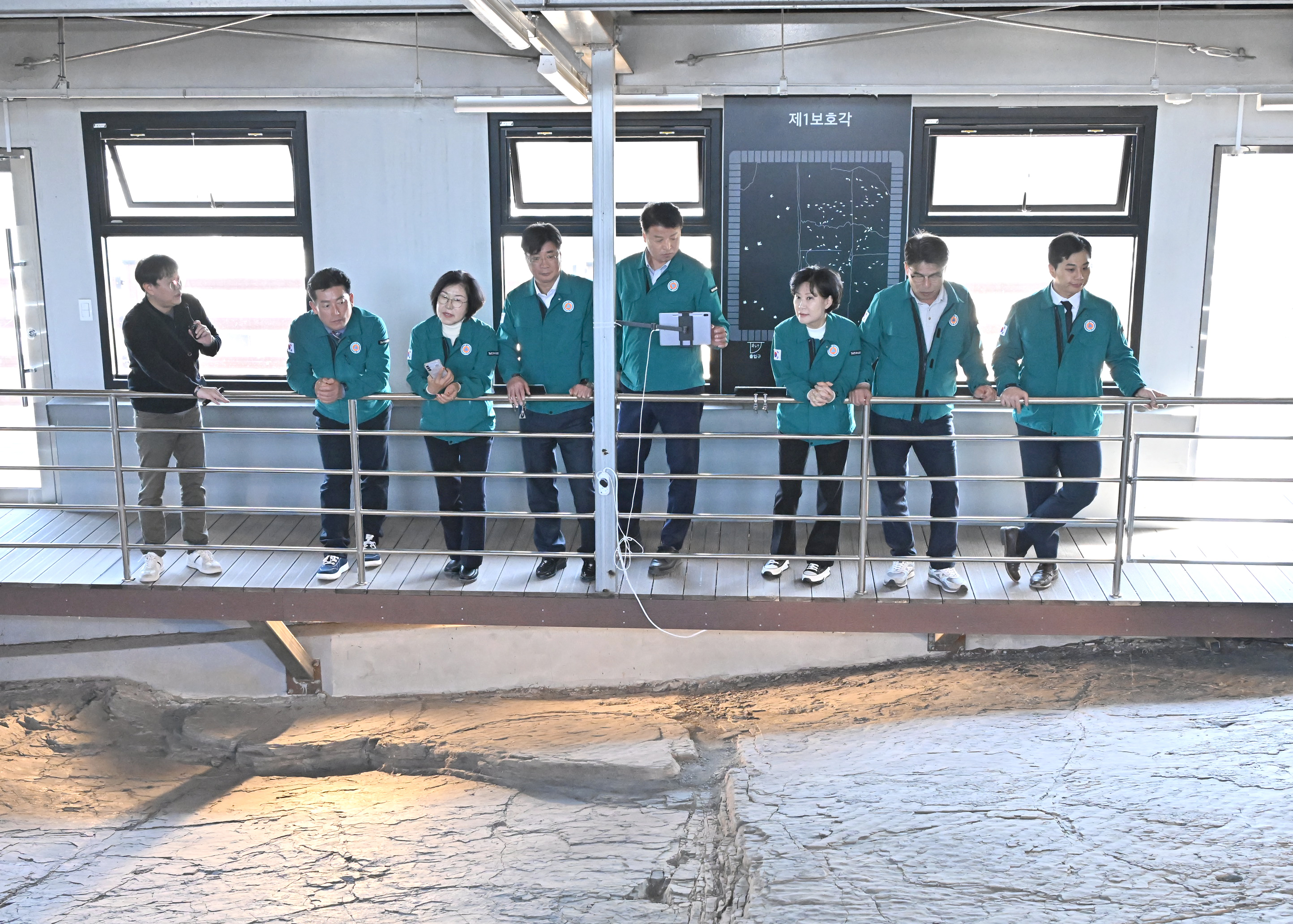 '기획문화위원회 현장방문' 게시글의 사진(10) '기획문화위현장방문_진주익룡발자국전시관.JPG'