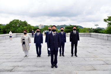 제8대 진주시의회 후반기 의장단 계사순의단 참배