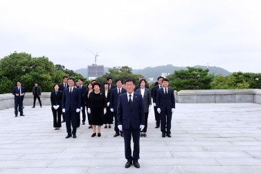 계사순의단 및 충혼탑 참배