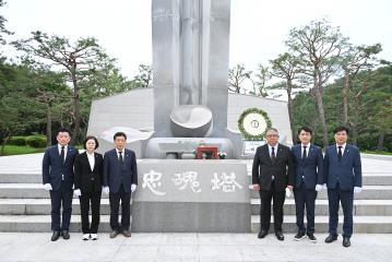 제9대 진주시의회 후반기 의장단 참배(충혼탑)