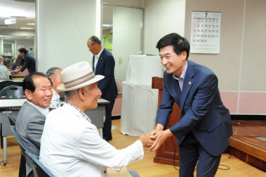 동부5개면 경로당회장 간담회 유계현진주시의회의장 , 이인기 의회운영위원장 축사 .