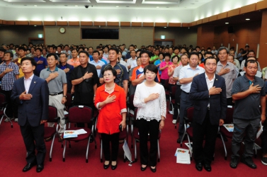 진주시 농산물브랜드 통합방안 토론회 유계현 진주시의회 의장 축사,시의원,신정호 복지산업위원장 토론자로  참석