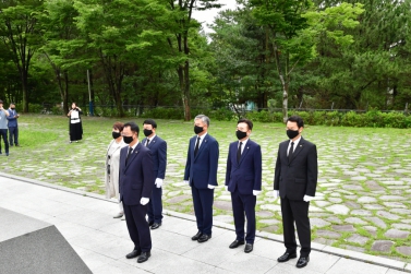 제8대 진주시의회 후반기 의장단 충혼탑 참배 