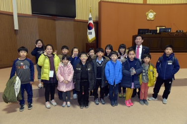 초등학교생 의회 방문