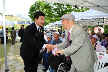 제58회 현충일 추념식 유계현 진주시의회의장, 시의원 분향 및 참배