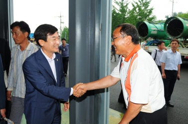 진양농협 광역방제기 시범 살포 유계현 진주시의회의장 ,이인기 의회운영위원장 축사 . 