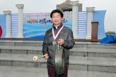 유계현 진주시의회의장 제24회 진주 마라톤대회 축사 및 출발신호 징소리 