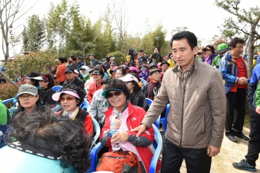 봉황교 개통 1주년 기념행사 남정만 진주시의회 의장 직무대리 축사, 시의원 참석 .