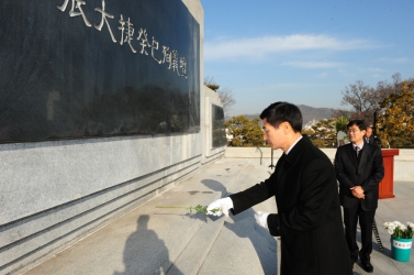 2014년 신년참배 유계현 진주시의회 의장 , 시의원 분향 및 참배 .