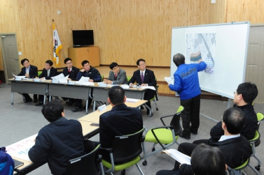 환경도시위원회 더 퀸즈웰가아파트 신축현장 및 재활용품 선별장 방문 . 