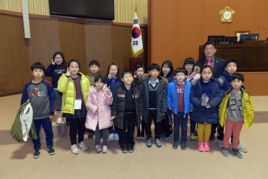 초등학교생 의회 방문