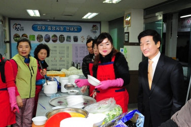 유계현 진주시의회의장, 이상영 의원  중앙시장 무료 떡국 나눔 행사 참석