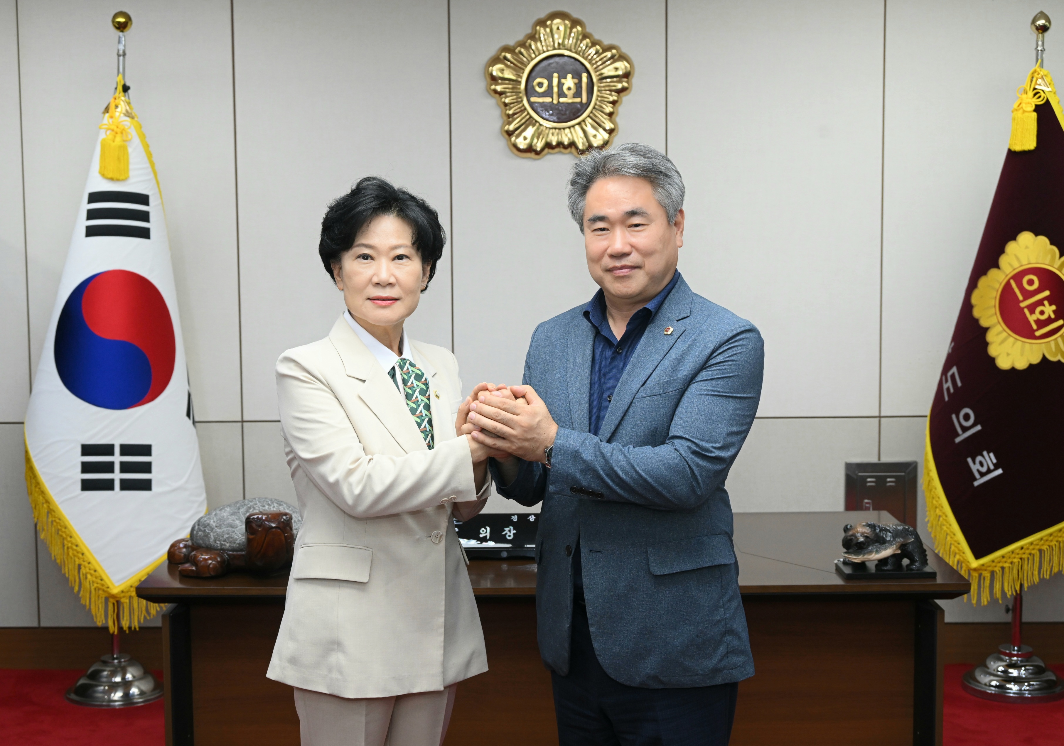 '박미경 진주시의장, 3대 지역현안 경남 공감대 넓힌다' 게시글의 사진(1) '진주시의회 박미경 의장, 경남도의회 박준 의장 찾아 건의안 설명 (1).jpg'