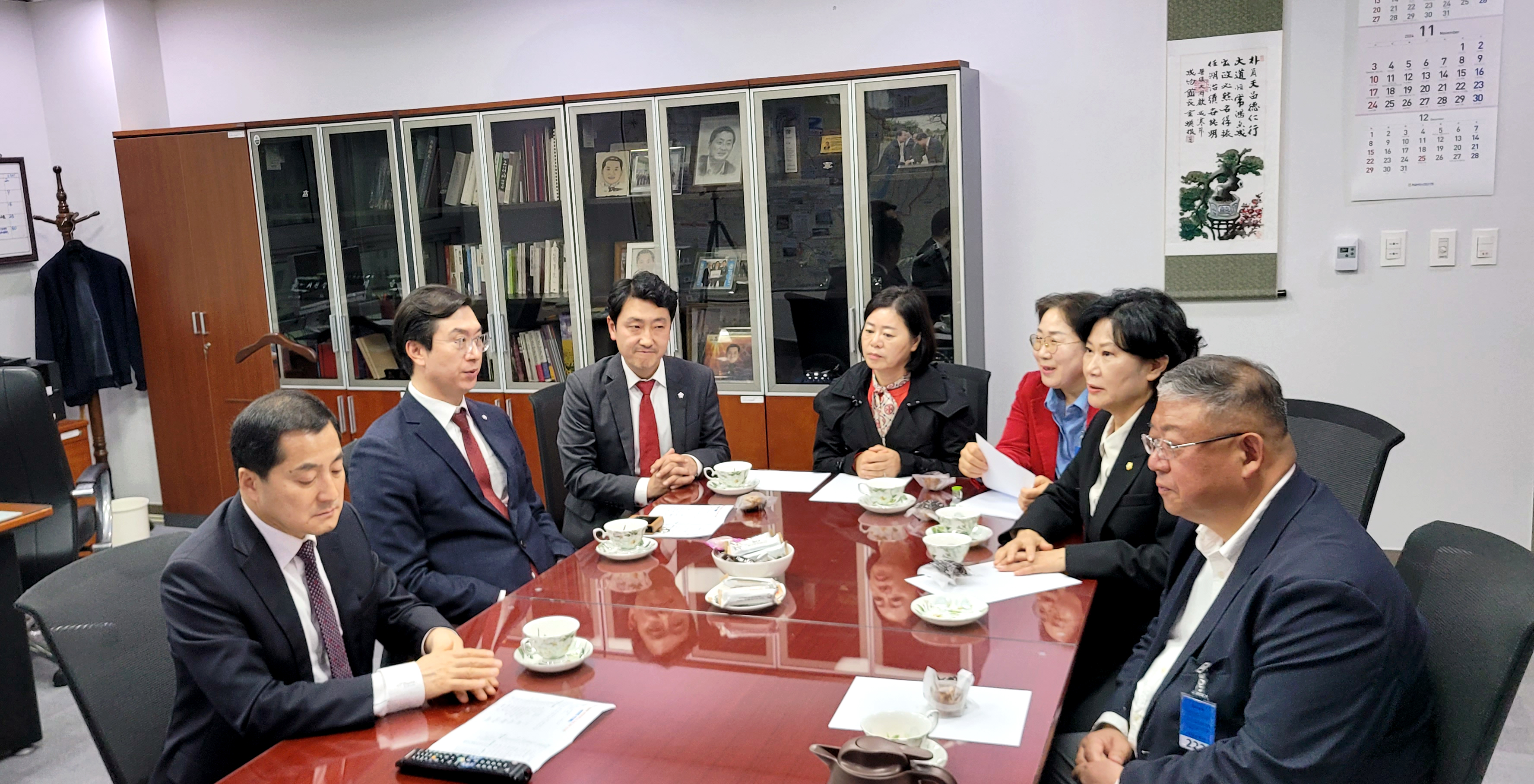 '진주시의회 교방문화 연구회, 국회·서울시의회와 협력안 타진' 게시글의 사진(1) '박대출, 강민국 의원과 교방문화연구회 회원 (2).jpg'