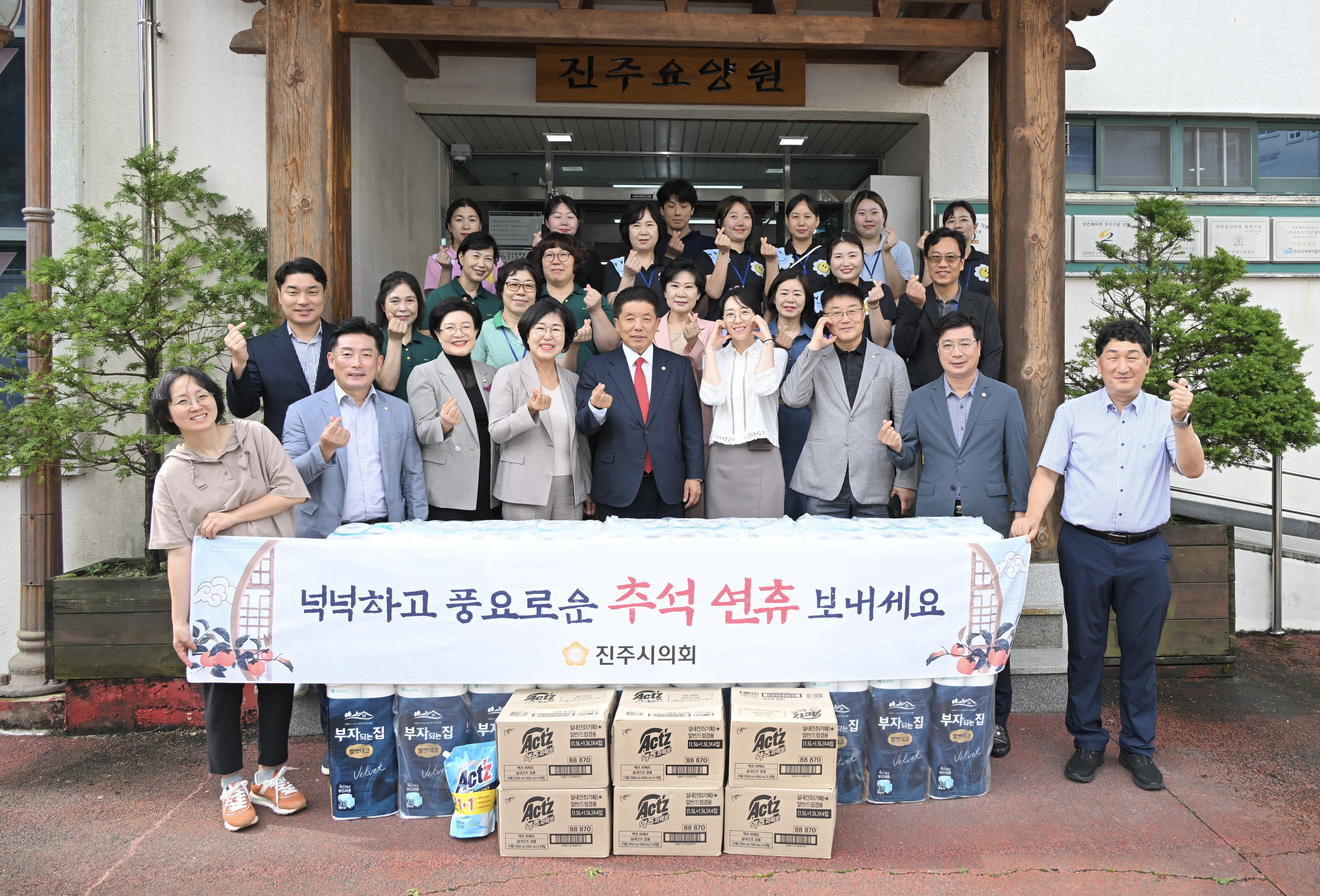 '나눔·배려로 정겹고 풍성한 한가위 “함께 가요, 전통시장”' 게시글의 사진(1) 'KakaoTalk_20240912_100812508.jpg'