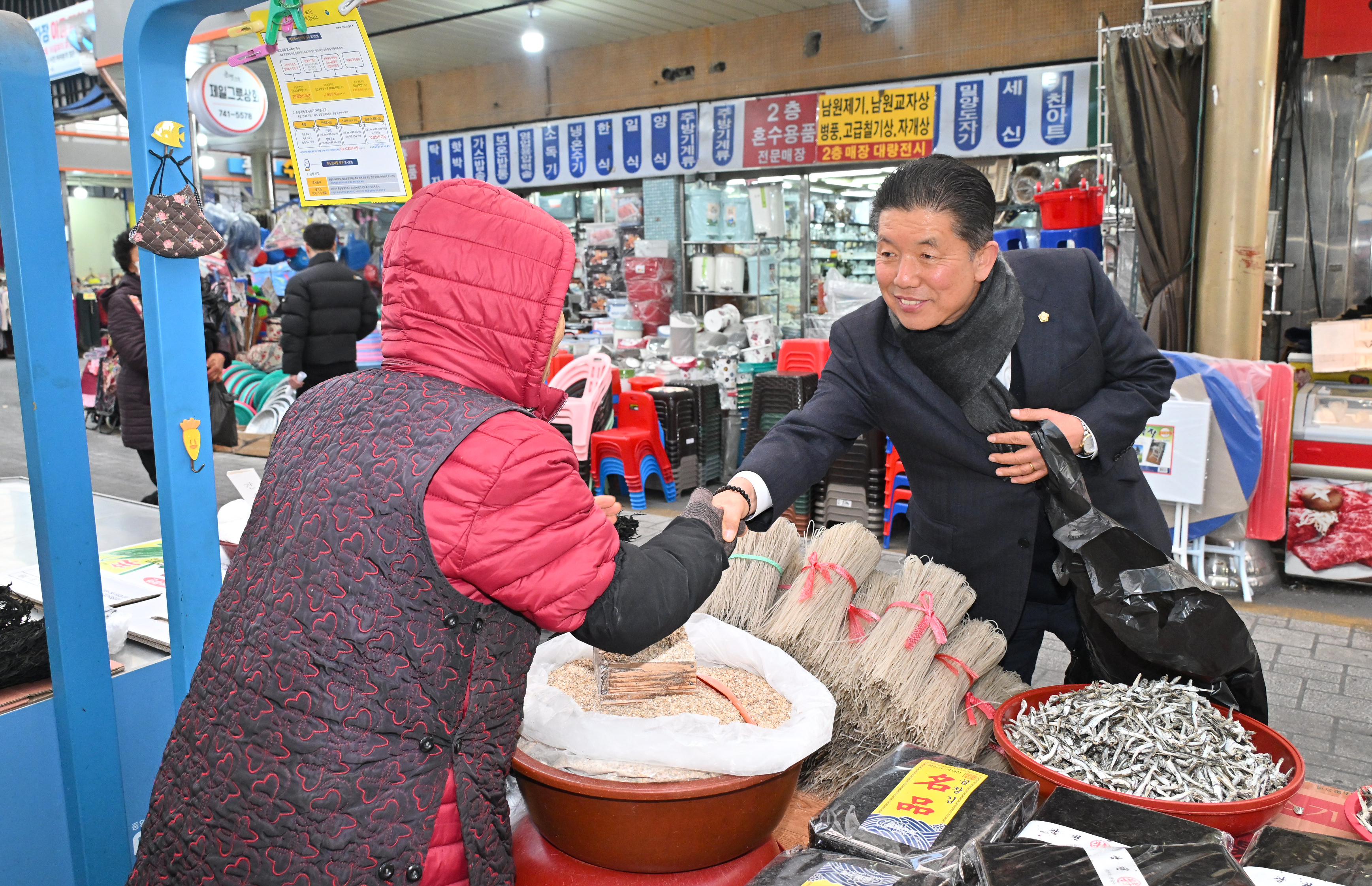 '진주시의회, 설 명절 앞두고 따스한 발걸음' 게시글의 사진(1) '진주시의회 설 명절 맞이 전통시장 방문 (3).jpg'