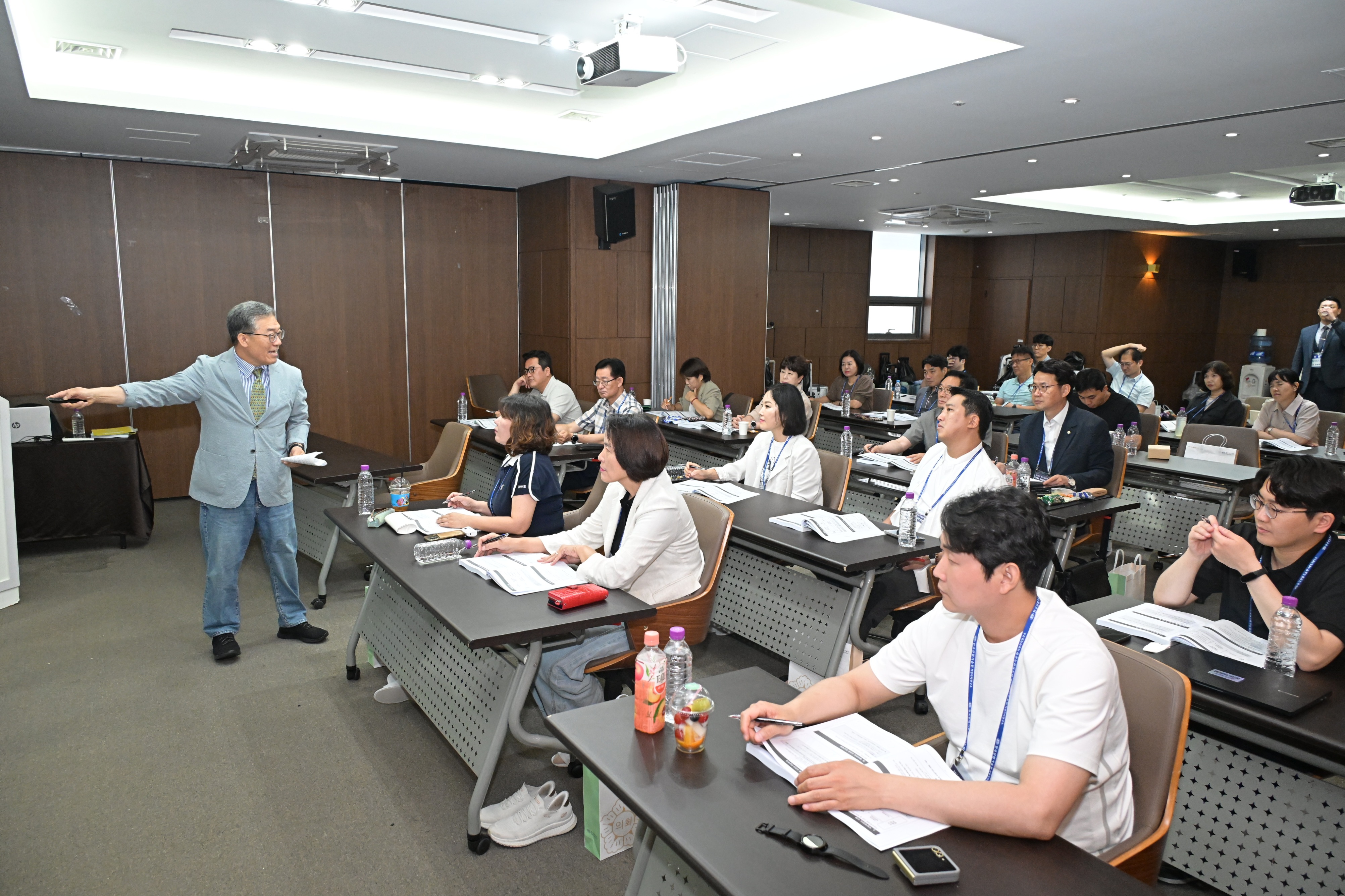 '진주시의회, 딱 맞는 맞춤 연수로 의정 전문성 높인다' 게시글의 사진(1) '진주시의회 역량강화 연수(강의0).jpg'